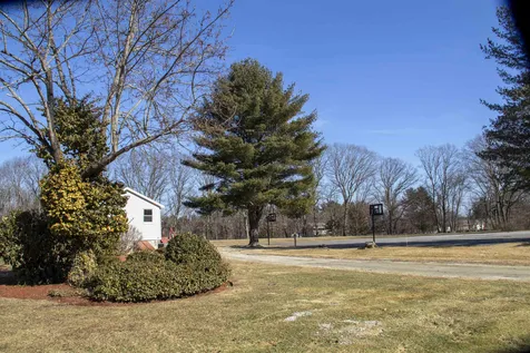32 Oakridge Drive Londonderry NH 03053