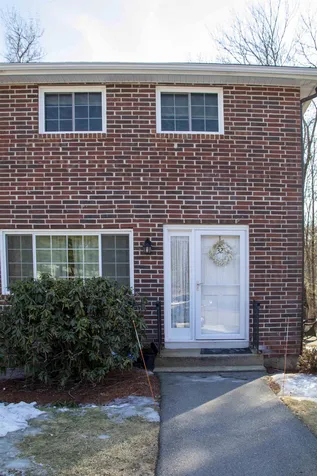 32 Oakridge Drive Londonderry NH 03053