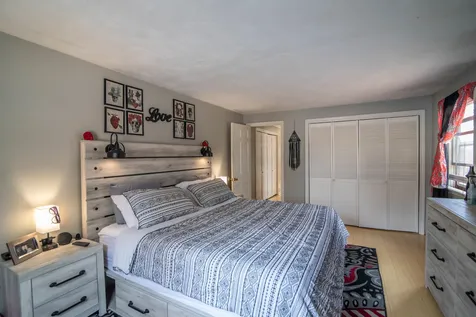 6 Shasta Drive Londonderry NH 03053