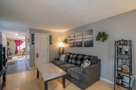 6 Shasta Drive Londonderry NH 03053