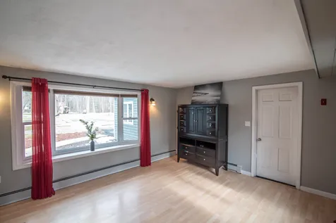 6 Shasta Drive Londonderry NH 03053