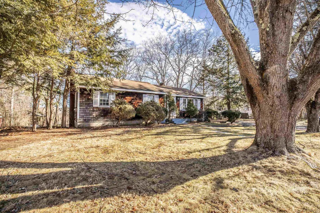 7 Leonard Avenue Hooksett NH 03106