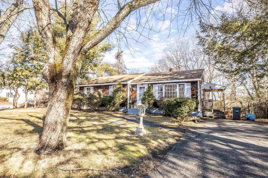 7 Leonard Avenue Hooksett NH 03106