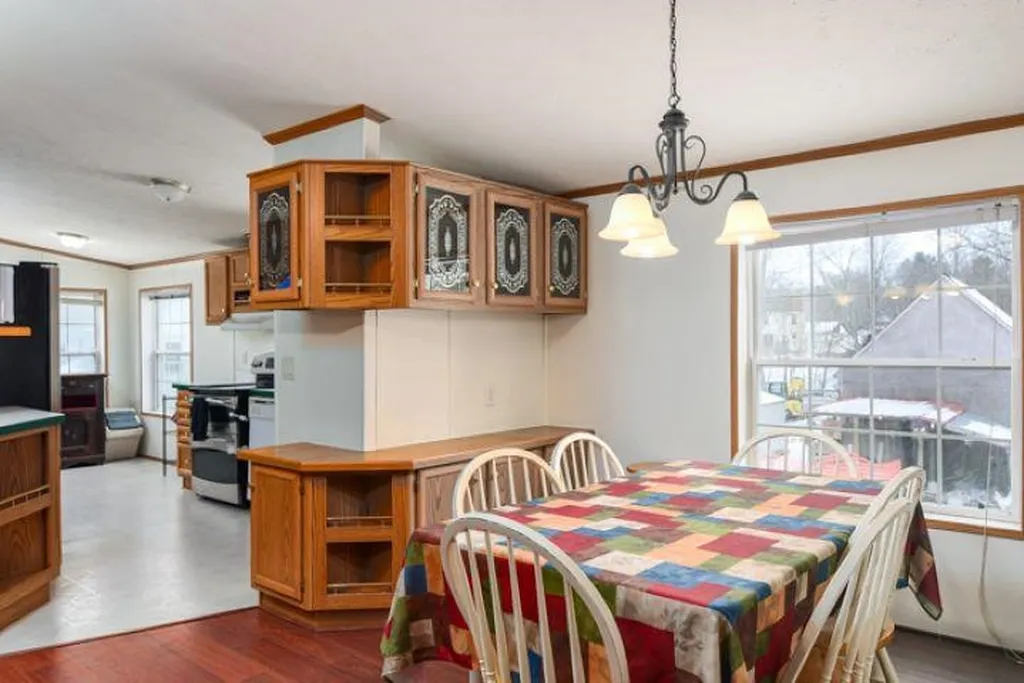 20 Bartlett Street Epping NH 03042