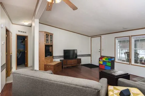 20 Bartlett Street Epping NH 03042