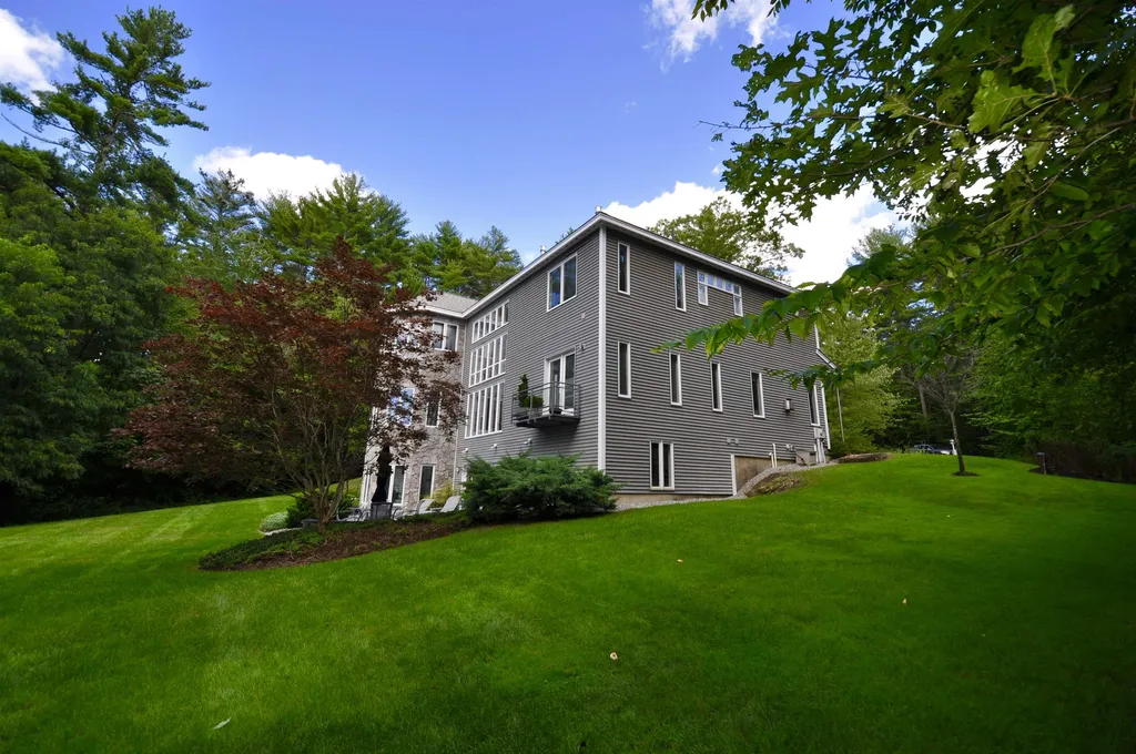 24 Jackson Square Bedford NH 03110