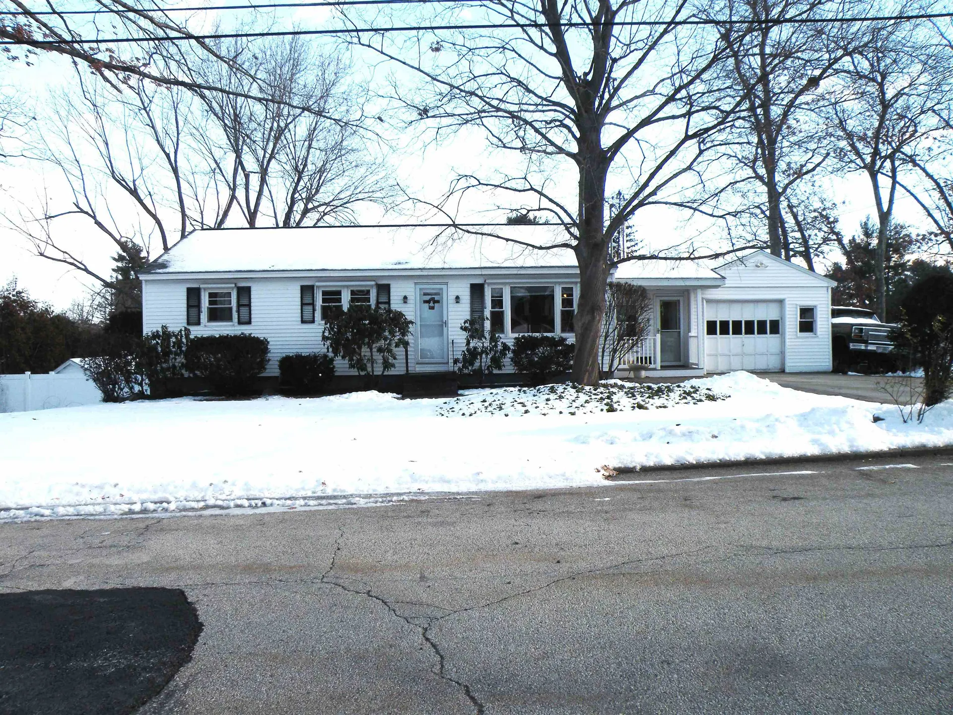 16 Luke Street Nashua NH 03063