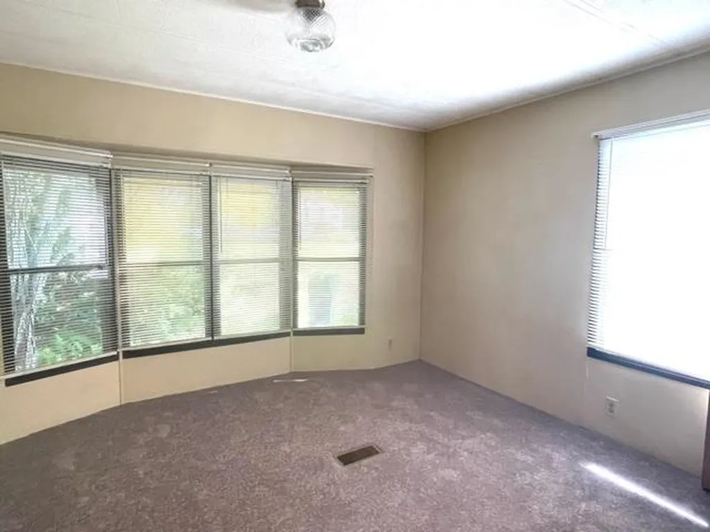 9 Agent Road Raymond NH 03077