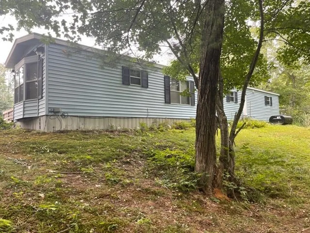 9 Agent Road Raymond NH 03077