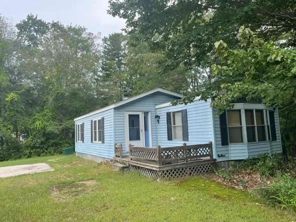 9 Agent Road Raymond NH 03077