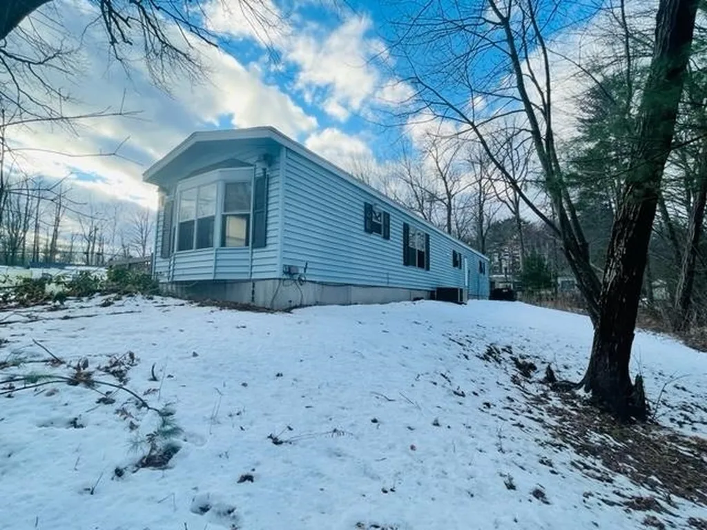 9 Agent Road Raymond NH 03077