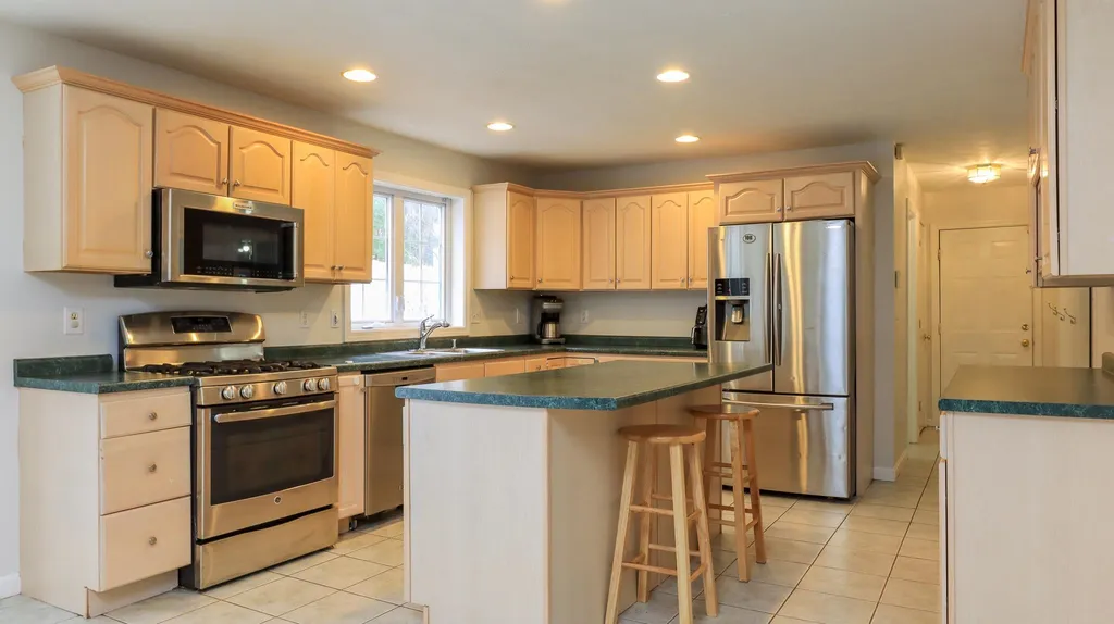 16 White Oak Drive Nashua NH 03063