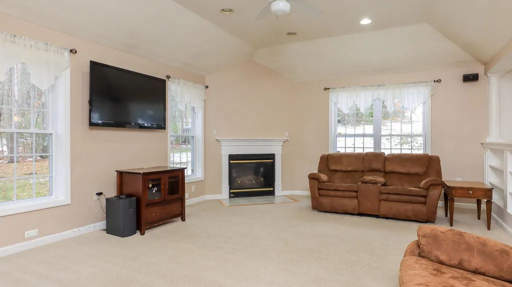 16 White Oak Drive Nashua NH 03063