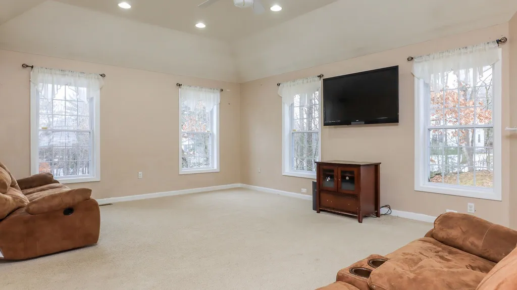 16 White Oak Drive Nashua NH 03063