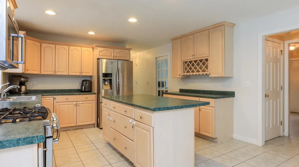 16 White Oak Drive Nashua NH 03063