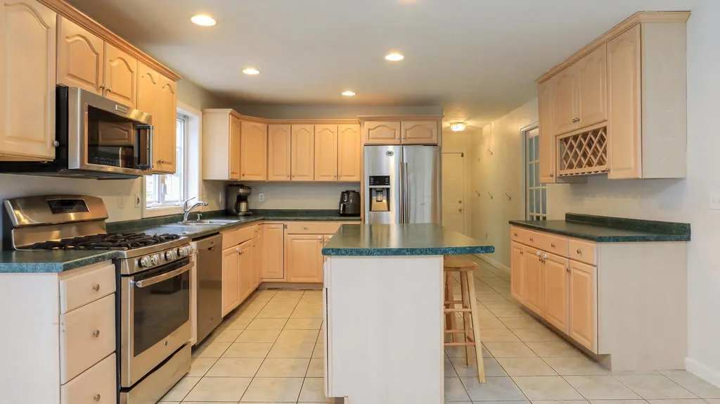 16 White Oak Drive Nashua NH 03063