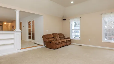 16 White Oak Drive Nashua NH 03063