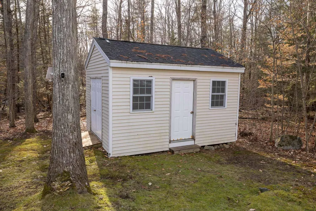 30 Maplevale Road East Kingston NH 03827