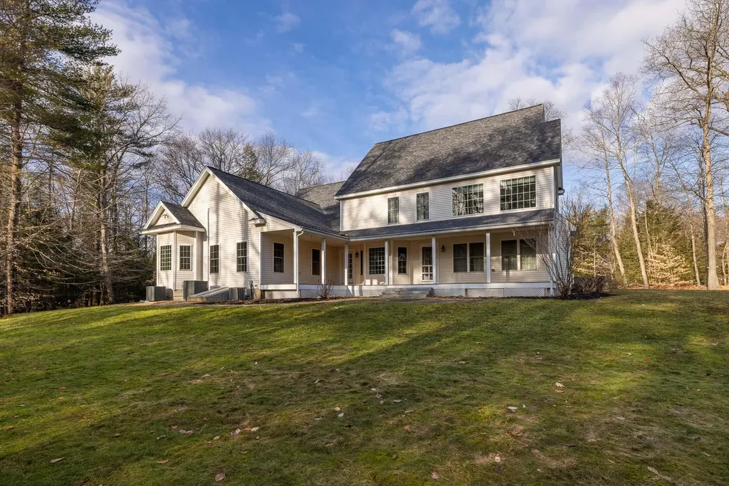 30 Maplevale Road East Kingston NH 03827