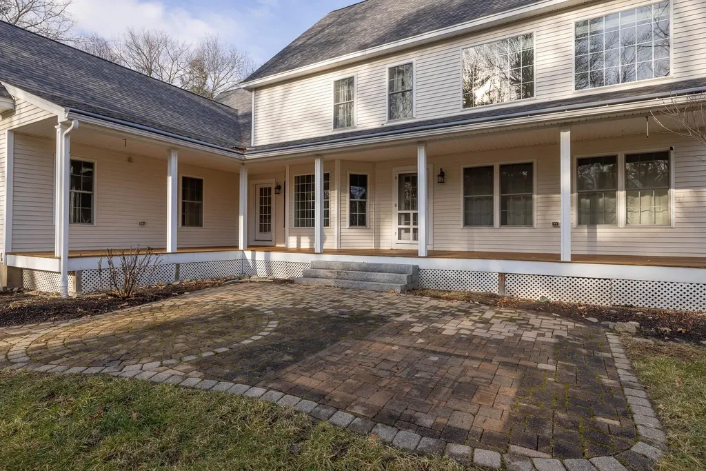 30 Maplevale Road East Kingston NH 03827