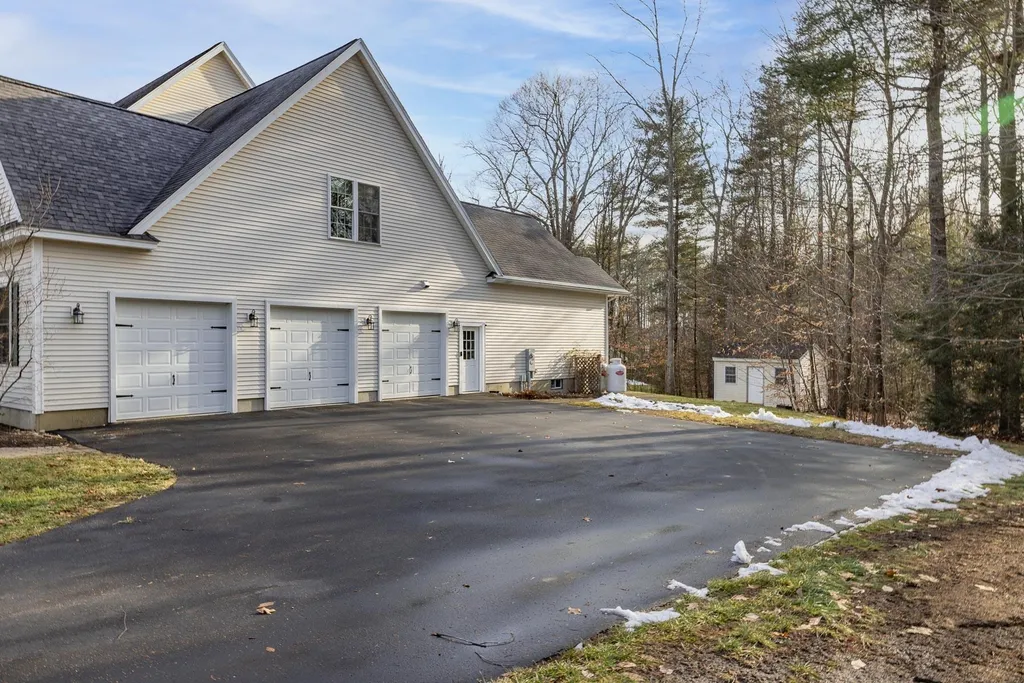 30 Maplevale Road East Kingston NH 03827