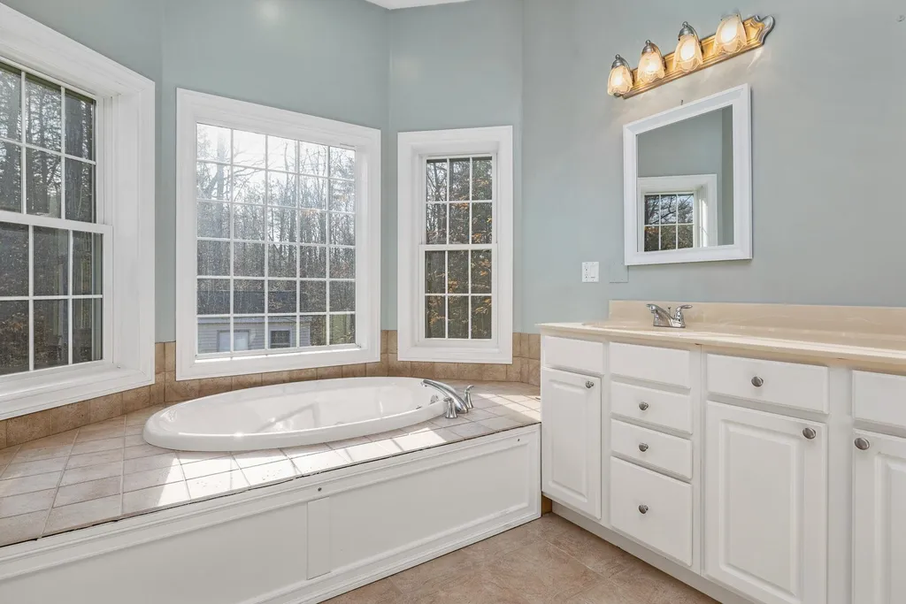 30 Maplevale Road East Kingston NH 03827