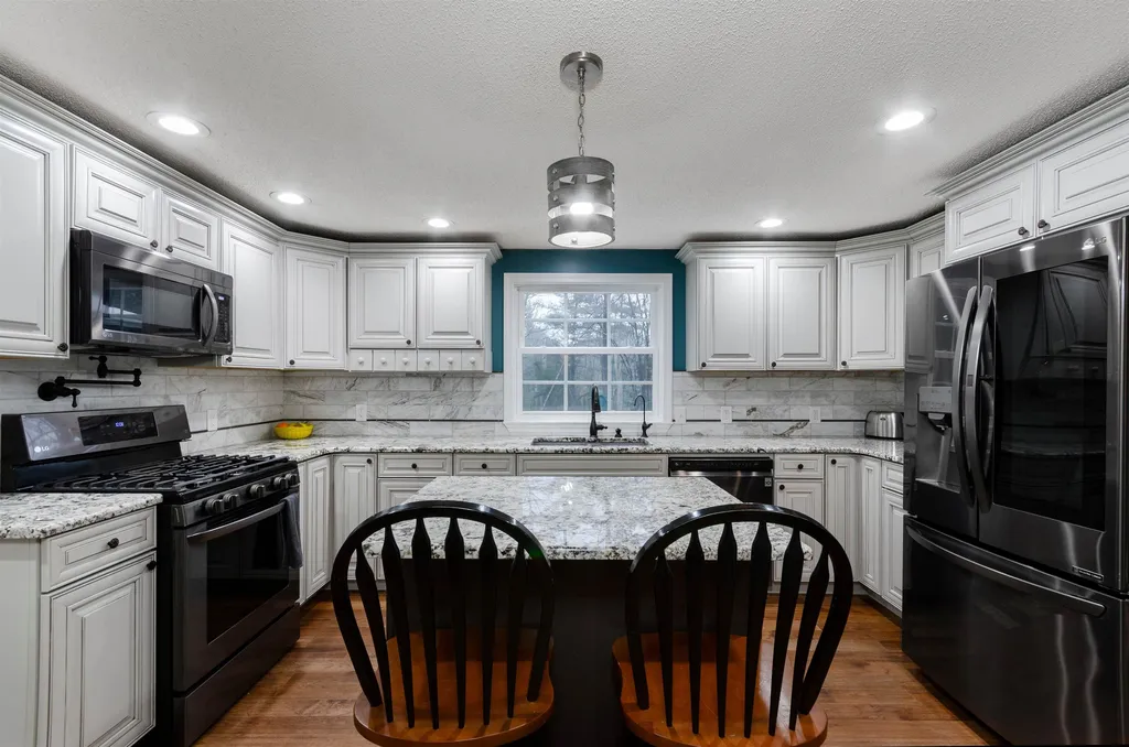 8 Rockwood Terrace Auburn NH 03032