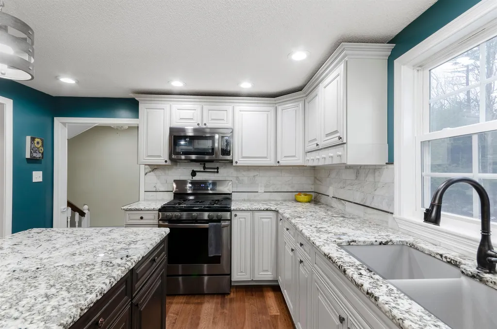 8 Rockwood Terrace Auburn NH 03032