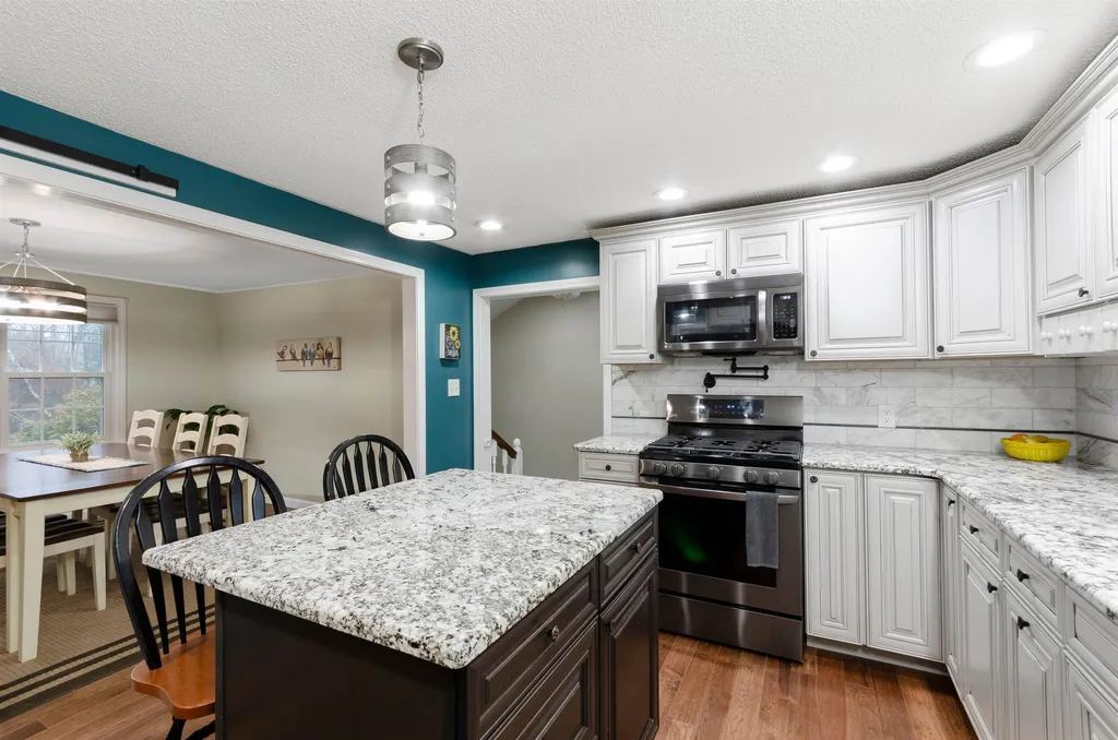 8 Rockwood Terrace Auburn NH 03032