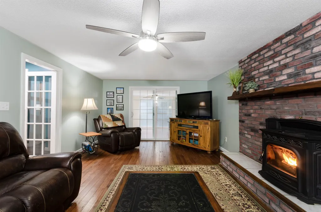8 Rockwood Terrace Auburn NH 03032