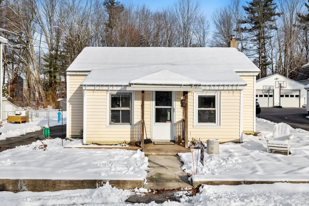 10 Lindy Street Pembroke NH 03275