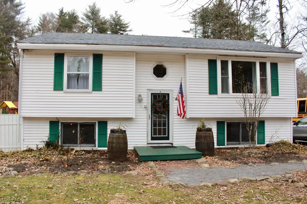 15 New Boston Road Newton NH 03858