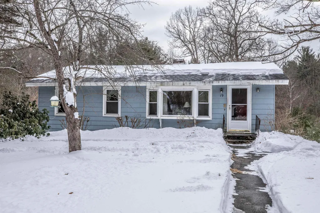 19 Keyes Hill Road Pelham NH 03076
