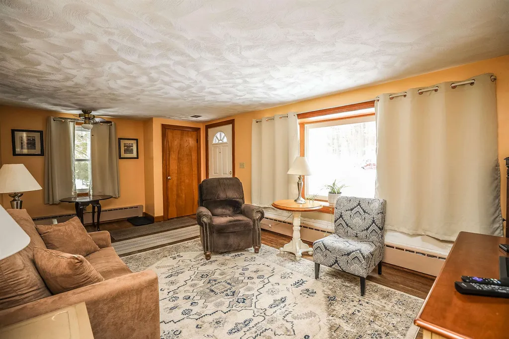 19 Keyes Hill Road Pelham NH 03076