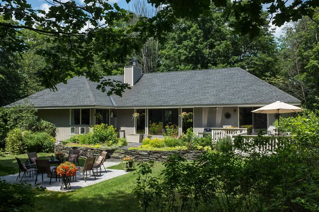 87 Robbins Hill Hartford VT 05059