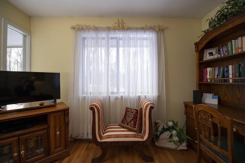 87 Robbins Hill Hartford VT 05059