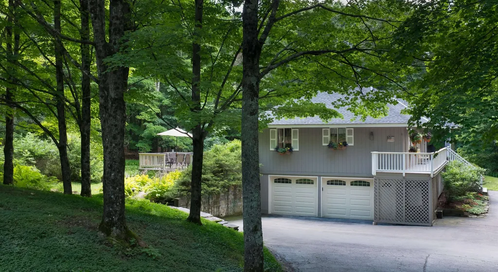 87 Robbins Hill Hartford VT 05059