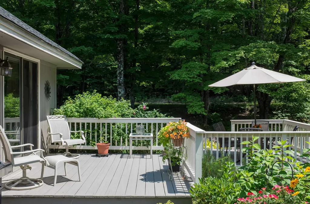 87 Robbins Hill Hartford VT 05059