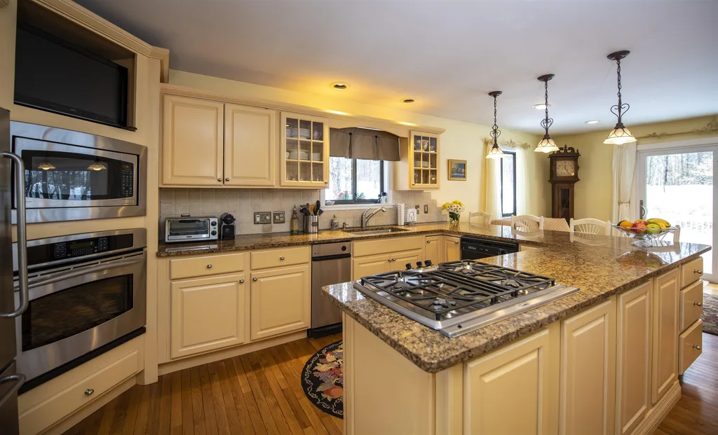 87 Robbins Hill Hartford VT 05059