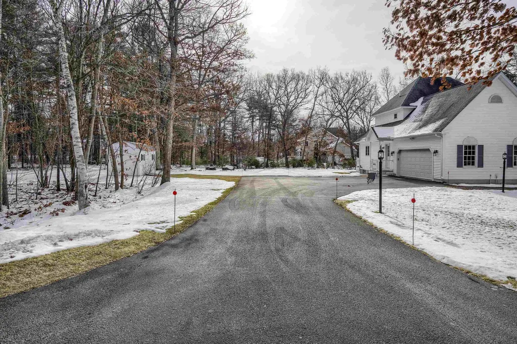 13 Ellsworth Lane Pelham NH 03076