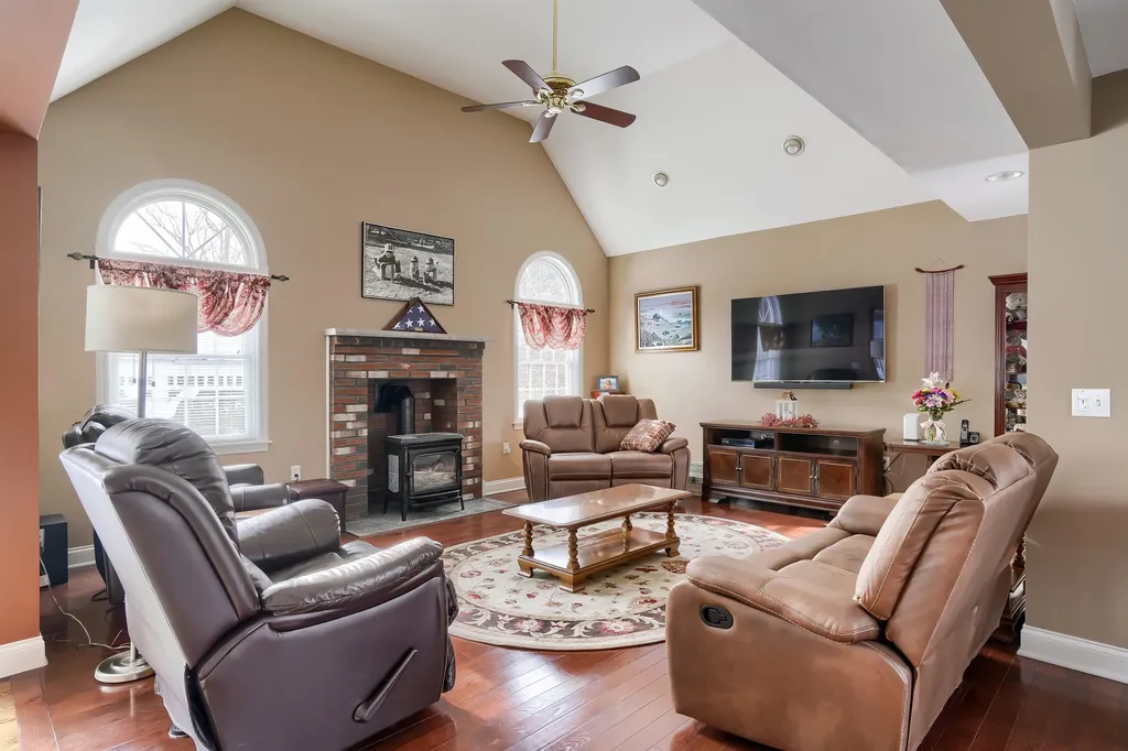 13 Ellsworth Lane Pelham NH 03076