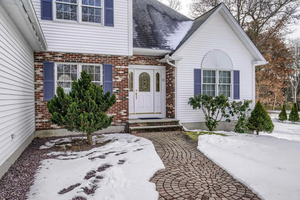13 Ellsworth Lane Pelham NH 03076