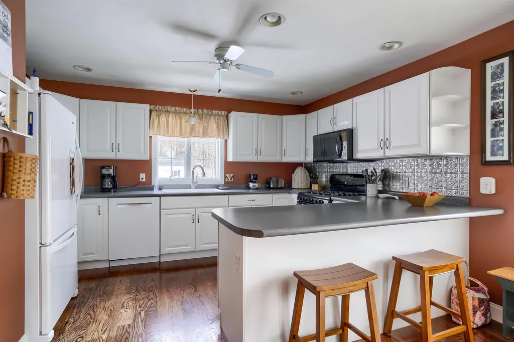 13 Ellsworth Lane Pelham NH 03076