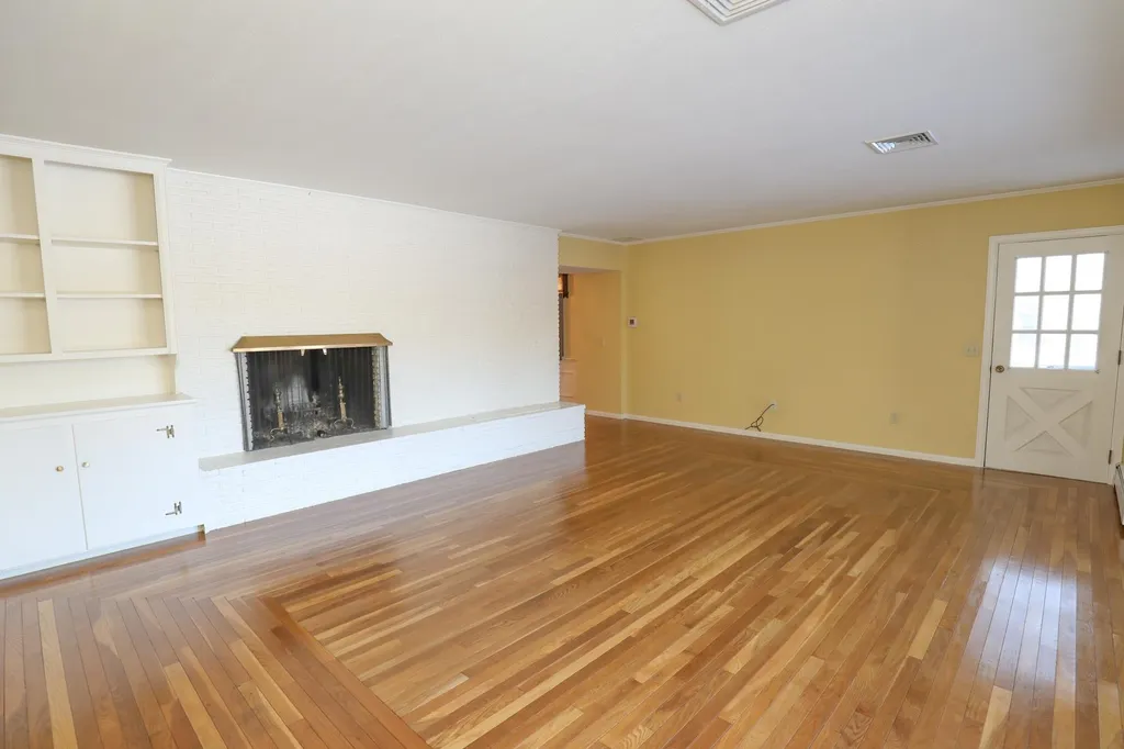 11 Strawberry Hill Road Bedford NH 03110-5608