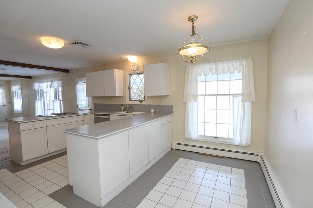 11 Strawberry Hill Road Bedford NH 03110-5608
