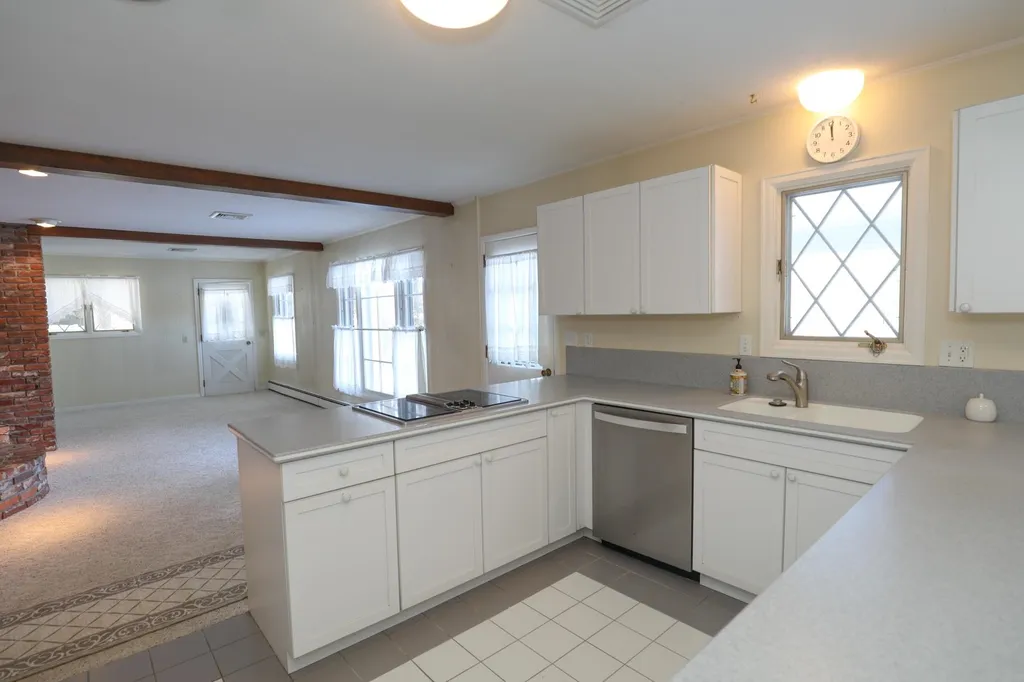 11 Strawberry Hill Road Bedford NH 03110-5608