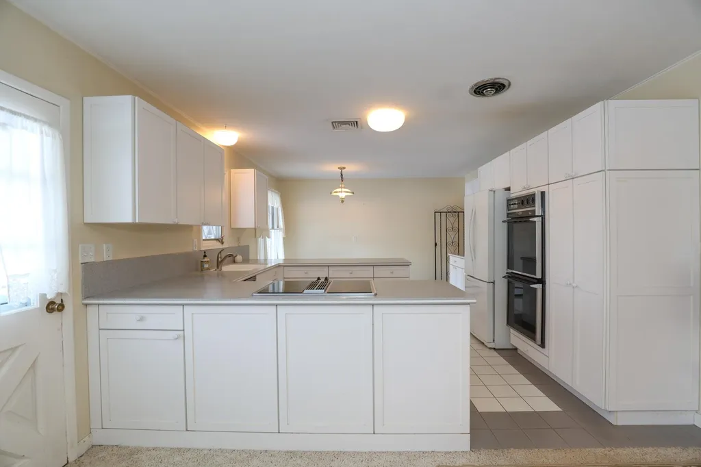 11 Strawberry Hill Road Bedford NH 03110-5608