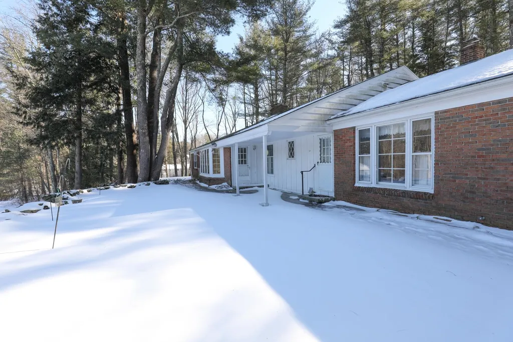 11 Strawberry Hill Road Bedford NH 03110-5608