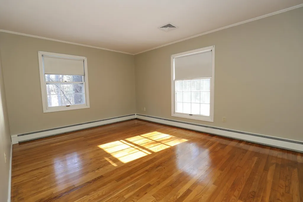 11 Strawberry Hill Road Bedford NH 03110-5608