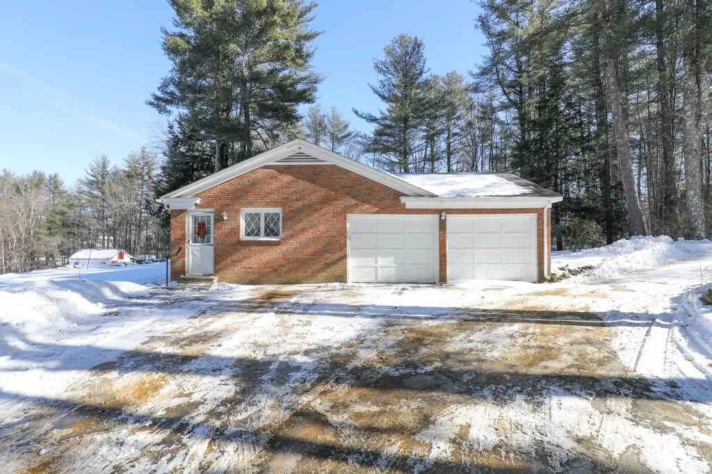 11 Strawberry Hill Road Bedford NH 03110-5608